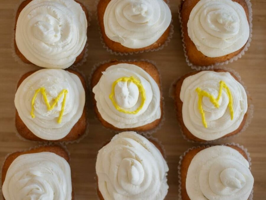Keto vanilla frosting Recipe on cupcake with Mom written in icing Keto vanilla frosting Recipe on cupcake with Mom written in icing