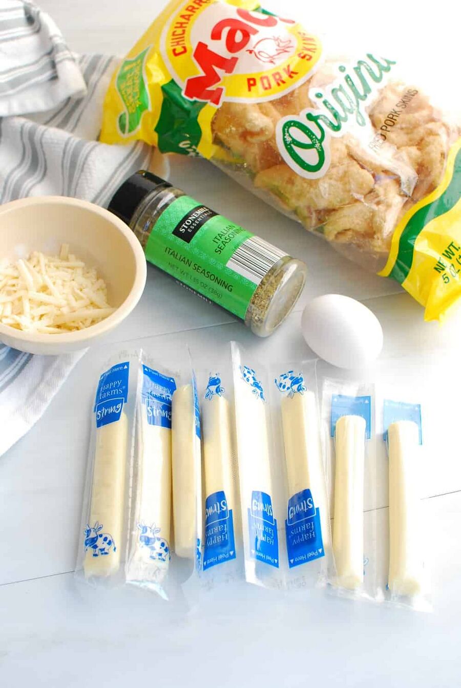 Ingredients to make keto mozzarella sticks Ingredients to make keto mozzarella sticks